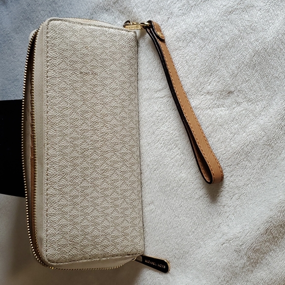 Michael Kors Large Logo Continental Wallet - Picture 6 of 8